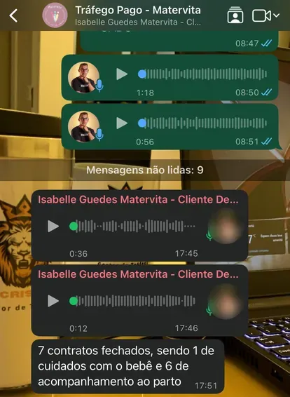 Mensagem da cliente no WhatsApp: 7 contratos fechados, sendo 1 de cuidados com o bebê e 6 de acompanhamento ao parto.